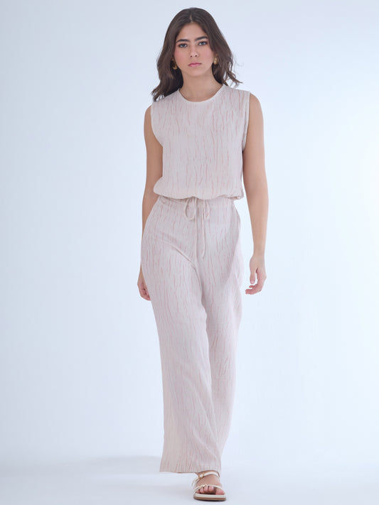 Pantalón largo de corte recto y estilo relajado, con pretina elástica y jareta ajustable al frente. El diseño incluye bolsillos laterales y costuras marcadas verticalmente que estilizan la silueta. Su caída fluida lo hace ideal para looks cómodos y versátiles.