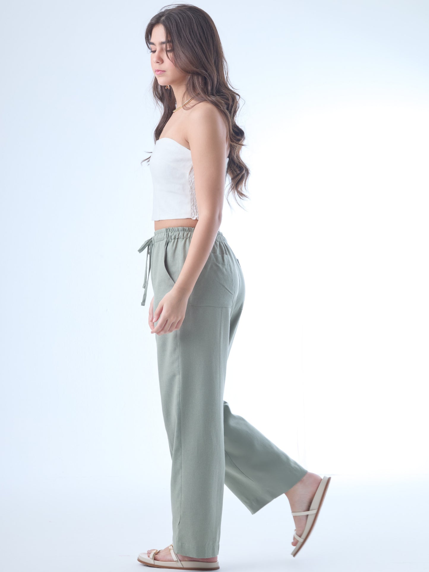 Pantalón largo de corte recto y estilo relajado, con pretina elástica y jareta ajustable al frente. El diseño incluye bolsillos laterales y costuras marcadas verticalmente que estilizan la silueta. Su caída fluida lo hace ideal para looks cómodos y versátiles.

Detalles:
