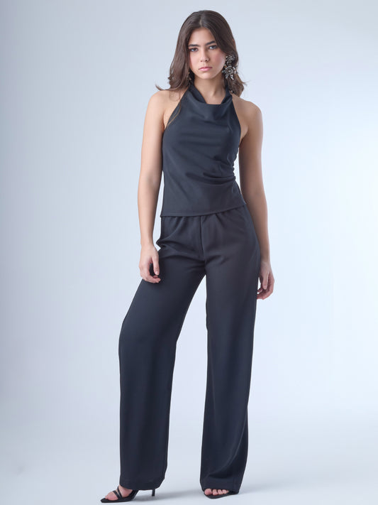 Pantalón de corte recto y tiro alto, con pretina ancha y cinturón del mismo tejido que se anuda al frente. Tiene silueta fluida y caída suave, con piernas amplias que aportan movimiento y elegancia. El diseño es limpio, sin bolsillos visibles, lo que le da un acabado pulido y versátil.

Detalles:

Color: Negro

Material: 100% poliester