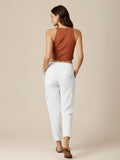Este pantalón combina comodidad y estilo en un diseño moderno. Presenta pretina elástica con cordón ajustable que se adapta perfectamente a la cintura, bolsillos laterales tipo cargo que aportan un aire práctico y urbano, y terminaciones con elástico en los tobillos que estilizan la silueta. Su corte relajado lo convierte en una prenda versátil y actual, ideal para un look casual y sofisticado al mismo tiempo. Perfecto para quienes buscan frescura y dinamismo sin perder elegancia.