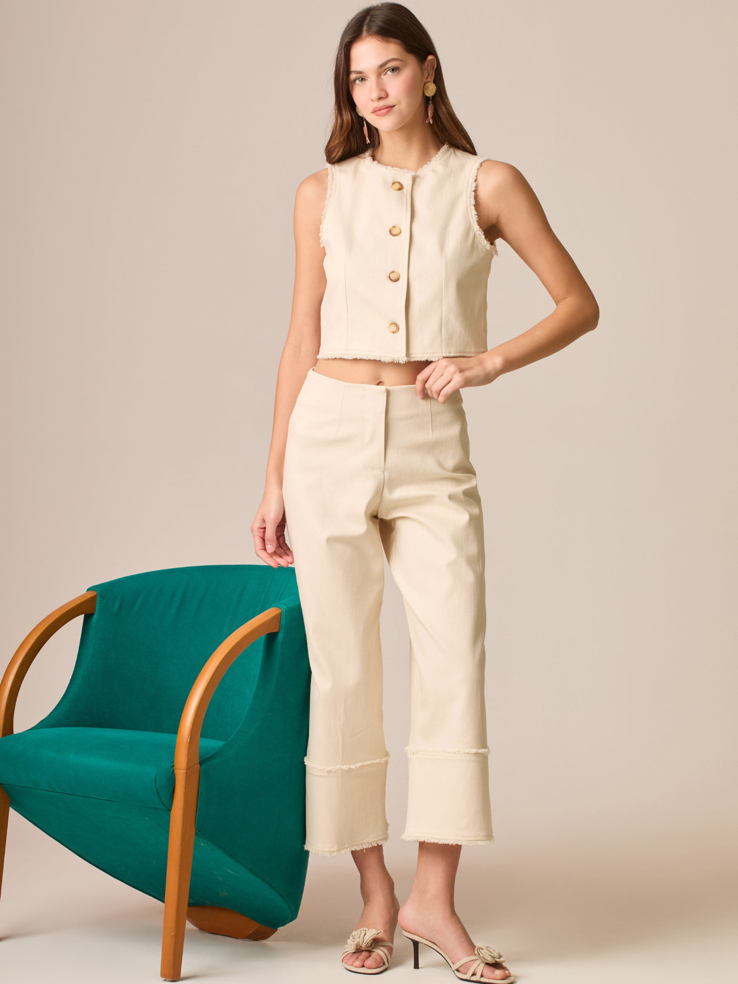 Pantalón culotte de tiro alto y pierna ancha; largo cropped con franjas y dobladillo deshilachado, cintura entallada y cierre oculto—silueta pulida y moderna para looks casual-chic

Detalles:

Color: Sand

Material: 98% Algodón 2% Elastómero

Cuidado: Lavar a mano con jabón suave, por separado.No dejar en remojo. Planchar a temperatura alta.