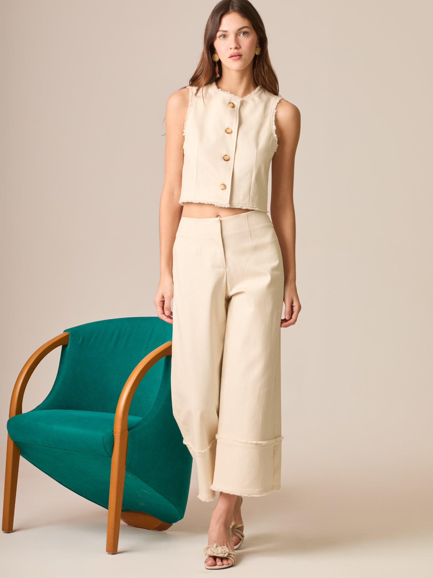 Pantalón culotte de tiro alto y pierna ancha; largo cropped con franjas y dobladillo deshilachado, cintura entallada y cierre oculto—silueta pulida y moderna para looks casual-chic

Detalles:

Color: Sand

Material: 98% Algodón 2% Elastómero

Cuidado: Lavar a mano con jabón suave, por separado.No dejar en remojo. Planchar a temperatura alta.