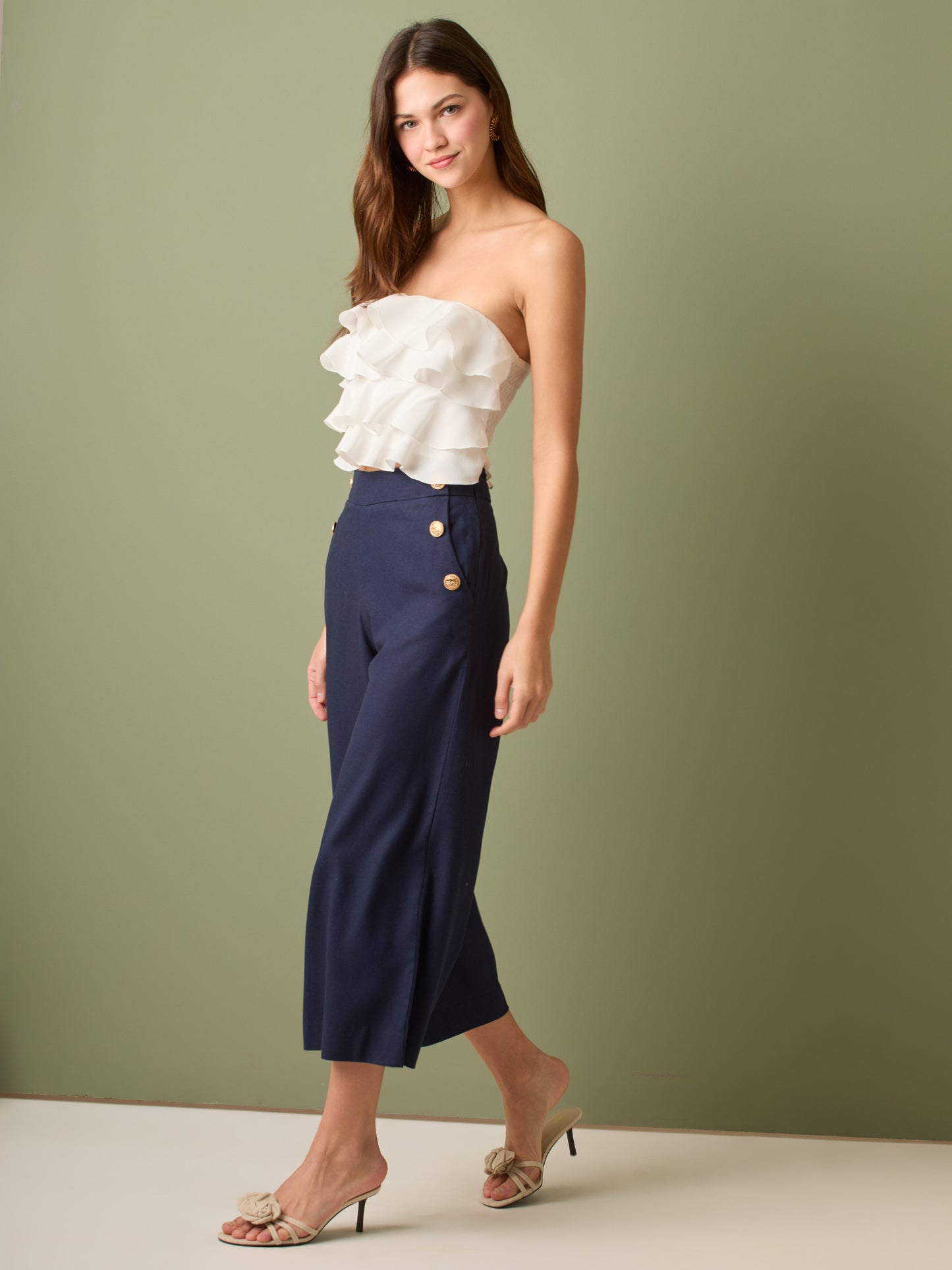 Pantalón culotte de tiro alto y pierna ancha; largo cropped que alarga la silueta, cintura entallada y botones laterales estilo marinero—versátil y elegante para looks casual-chic

Detalles:

Color: Ivory

Material: 100% lino. Forro 100% Rayón