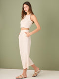 Pantalón culotte de tiro alto y pierna ancha; largo cropped que alarga la silueta, cintura entallada y botones laterales estilo marinero—versátil y elegante para looks casual-chic

Detalles:

Color: Ivory

Material: 100% lino. Forro 100% Rayón