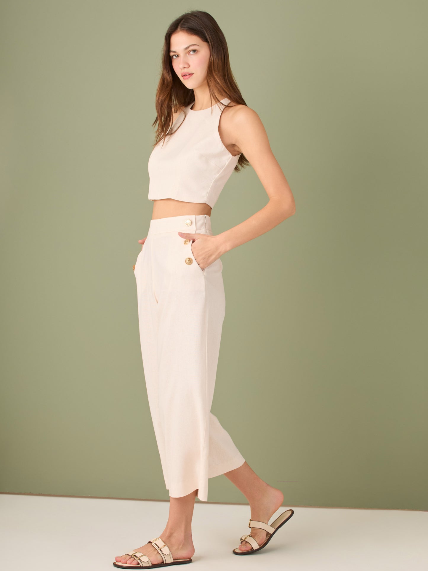 Pantalón culotte de tiro alto y pierna ancha; largo cropped que alarga la silueta, cintura entallada y botones laterales estilo marinero—versátil y elegante para looks casual-chic

Detalles:

Color: Ivory

Material: 100% lino. Forro 100% Rayón