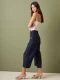 Pantalón culotte de tiro alto y pierna ancha; largo cropped que alarga la silueta, cintura entallada y botones laterales estilo marinero—versátil y elegante para looks casual-chic

Detalles:

Color: Ivory

Material: 100% lino. Forro 100% Rayón