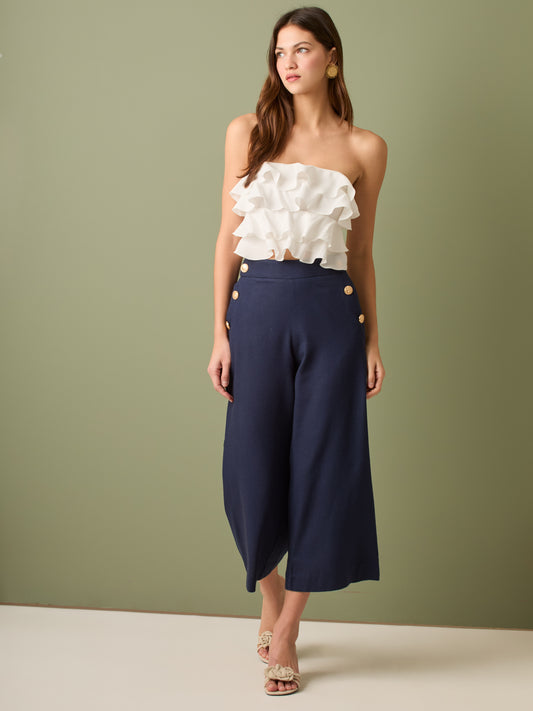 Pantalón culotte de tiro alto y pierna ancha; largo cropped que alarga la silueta, cintura entallada y botones laterales estilo marinero—versátil y elegante para looks casual-chic

Detalles:

Color: Ivory

Material: 100% lino. Forro 100% Rayón