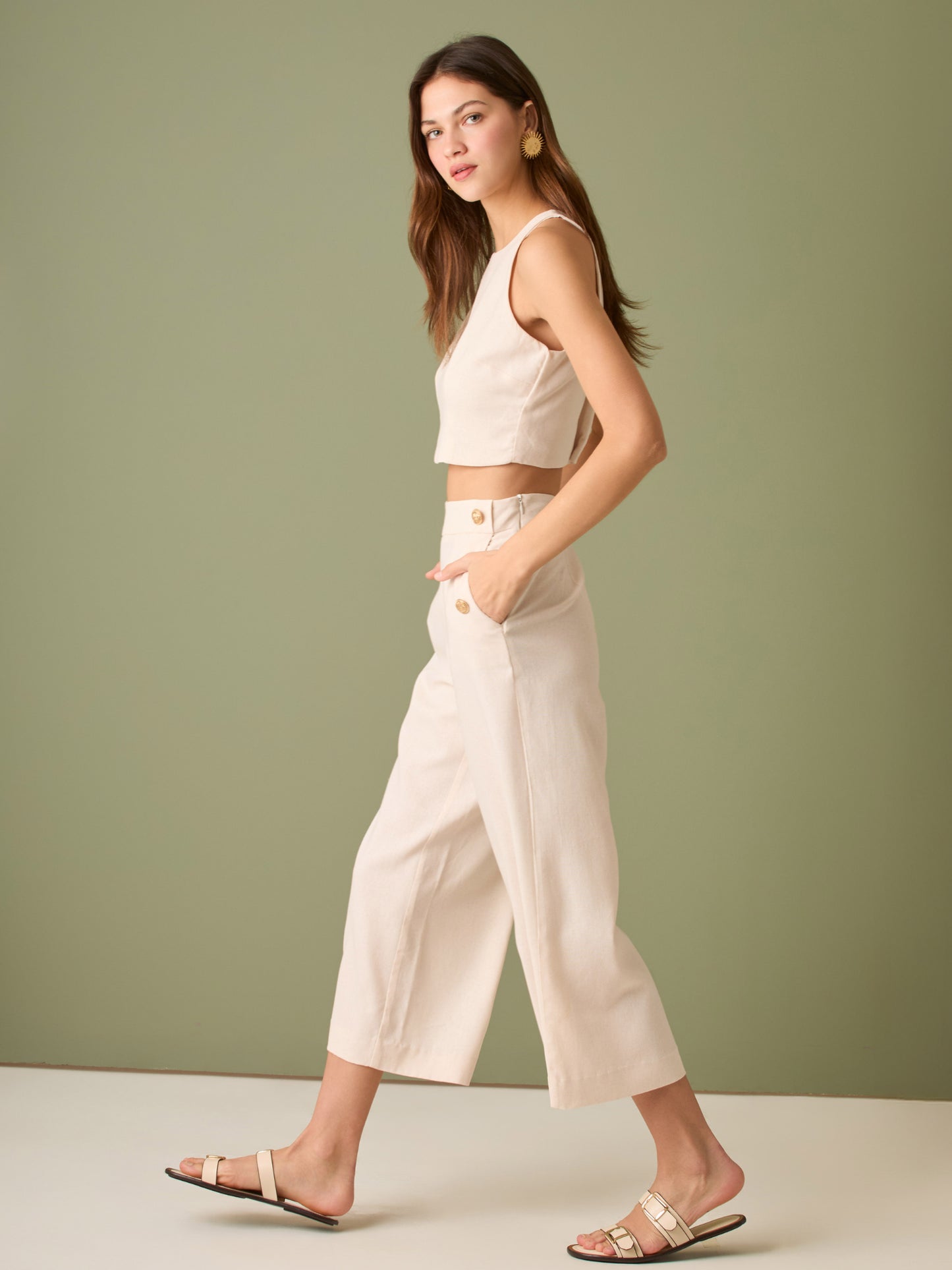 Pantalón culotte de tiro alto y pierna ancha; largo cropped que alarga la silueta, cintura entallada y botones laterales estilo marinero—versátil y elegante para looks casual-chic

Detalles:

Color: Ivory

Material: 100% lino. Forro 100% Rayón