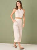 Pantalón culotte de tiro alto y pierna ancha; largo cropped que alarga la silueta, cintura entallada y botones laterales estilo marinero—versátil y elegante para looks casual-chic

Detalles:

Color: Ivory

Material: 100% lino. Forro 100% Rayón