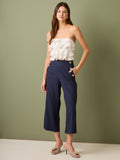 Pantalón culotte de tiro alto y pierna ancha; largo cropped que alarga la silueta, cintura entallada y botones laterales estilo marinero—versátil y elegante para looks casual-chic

Detalles:

Color: Ivory

Material: 100% lino. Forro 100% Rayón