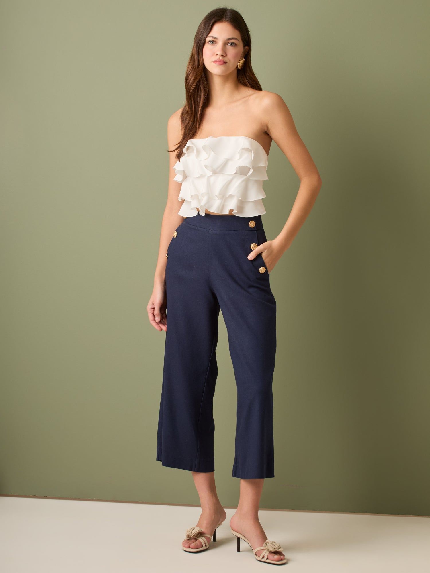 Pantalón culotte de tiro alto y pierna ancha; largo cropped que alarga la silueta, cintura entallada y botones laterales estilo marinero—versátil y elegante para looks casual-chic

Detalles:

Color: Ivory

Material: 100% lino. Forro 100% Rayón