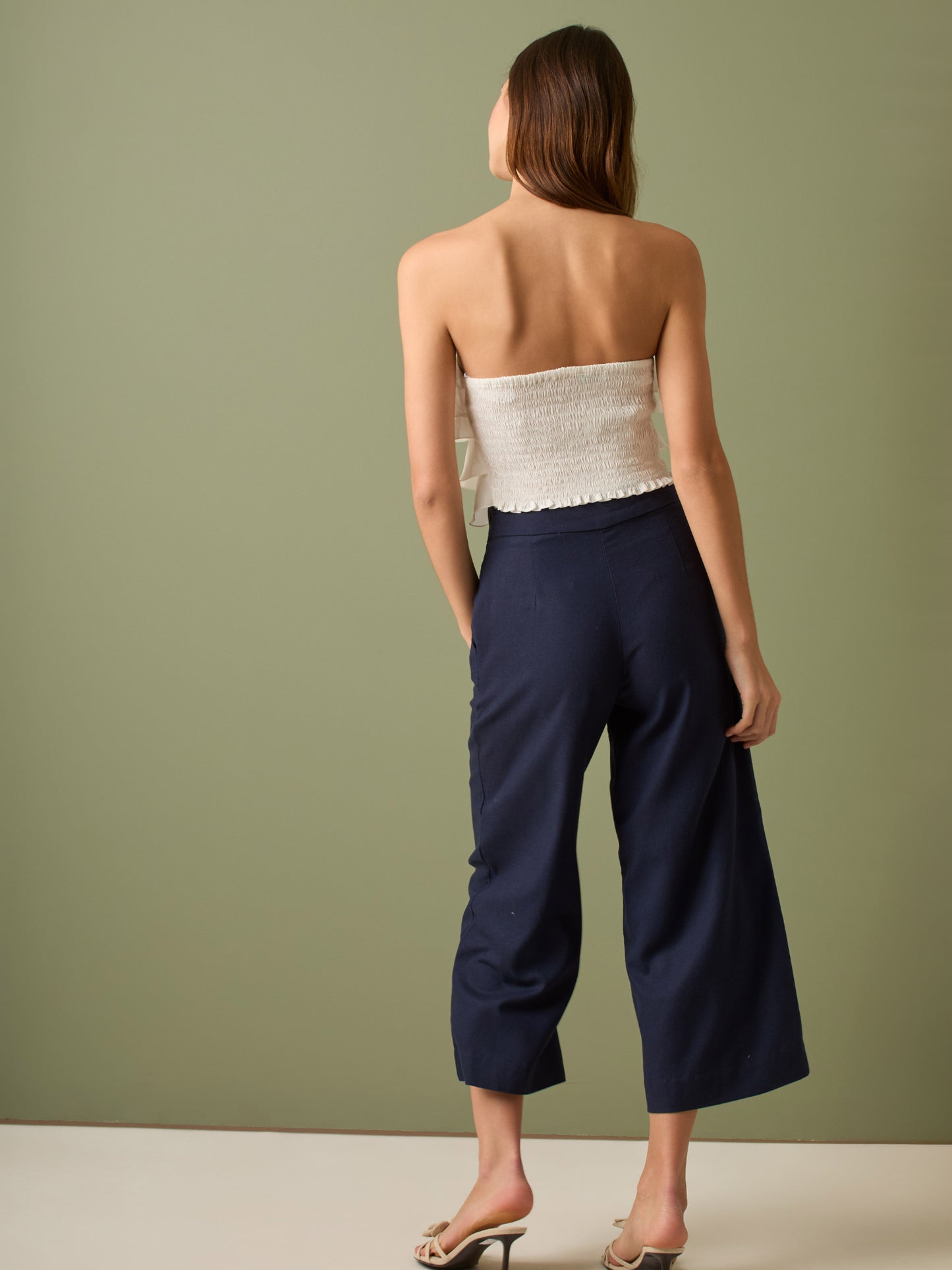 Pantalón culotte de tiro alto y pierna ancha; largo cropped que alarga la silueta, cintura entallada y botones laterales estilo marinero—versátil y elegante para looks casual-chic

Detalles:

Color: Ivory

Material: 100% lino. Forro 100% Rayón