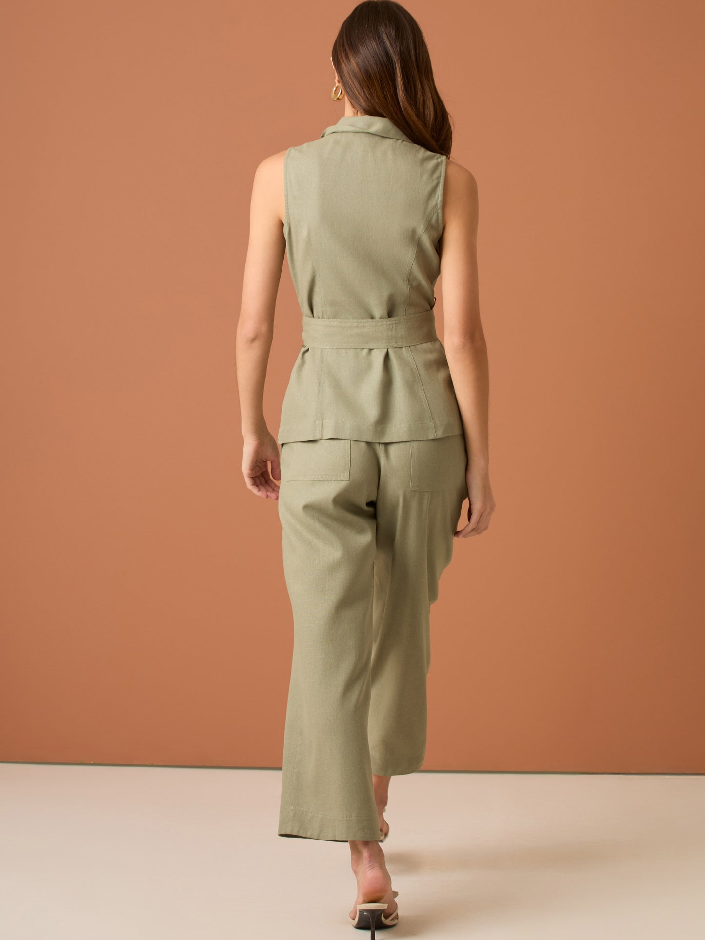 Pantalón recto de tiro alto; pierna completa con caída fluida y bajo limpio, cintura entallada con cierre oculto—versátil y pulido para oficina o looks casual-chic

Detalles:

Color: Olivo

Material: 69% Rayon 29% Lino 2% Elastomero

Cuidado: Lavar a mano con jabón suave, por separado.No dejar en remojo. Planchar a temperatura alta.