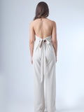 Pantalón de corte recto y tiro alto, con pretina ancha y cinturón del mismo tejido que se anuda al frente. Tiene silueta fluida y caída suave, con piernas amplias que aportan movimiento y elegancia. El diseño es limpio, sin bolsillos visibles, lo que le da un acabado pulido y versátil.

Detalles:

Color: Sand
