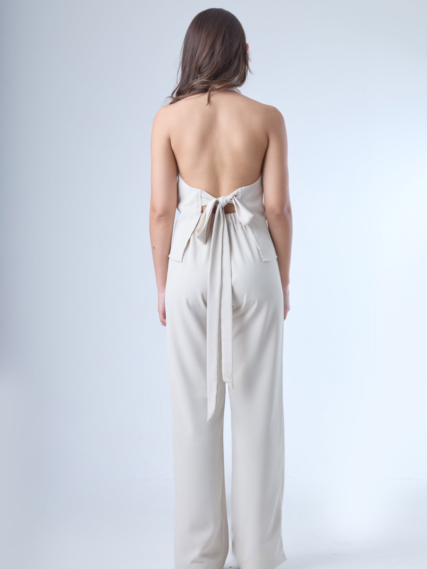 Pantalón de corte recto y tiro alto, con pretina ancha y cinturón del mismo tejido que se anuda al frente. Tiene silueta fluida y caída suave, con piernas amplias que aportan movimiento y elegancia. El diseño es limpio, sin bolsillos visibles, lo que le da un acabado pulido y versátil.

Detalles:

Color: Sand