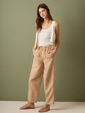 Pantalón de tiro medio con cintura elástica y cordón ajustable. Silueta relajada que cae con volumen en la cadera y se afina al tobillo, con bolsillos laterales y cortes decorativos en la pierna. Largo al tobillo con pequeña abertura en el bajo: la base moderna y versátil para elevar looks de día o de noche.

Detalles:

Color: Sand

Material: 77% Tencel 23% Lino 100% Rayón
