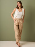 Pantalón de tiro medio con cintura elástica y cordón ajustable. Silueta relajada que cae con volumen en la cadera y se afina al tobillo, con bolsillos laterales y cortes decorativos en la pierna. Largo al tobillo con pequeña abertura en el bajo: la base moderna y versátil para elevar looks de día o de noche.

Detalles:

Color: Sand

Material: 77% Tencel 23% Lino 100% Rayón