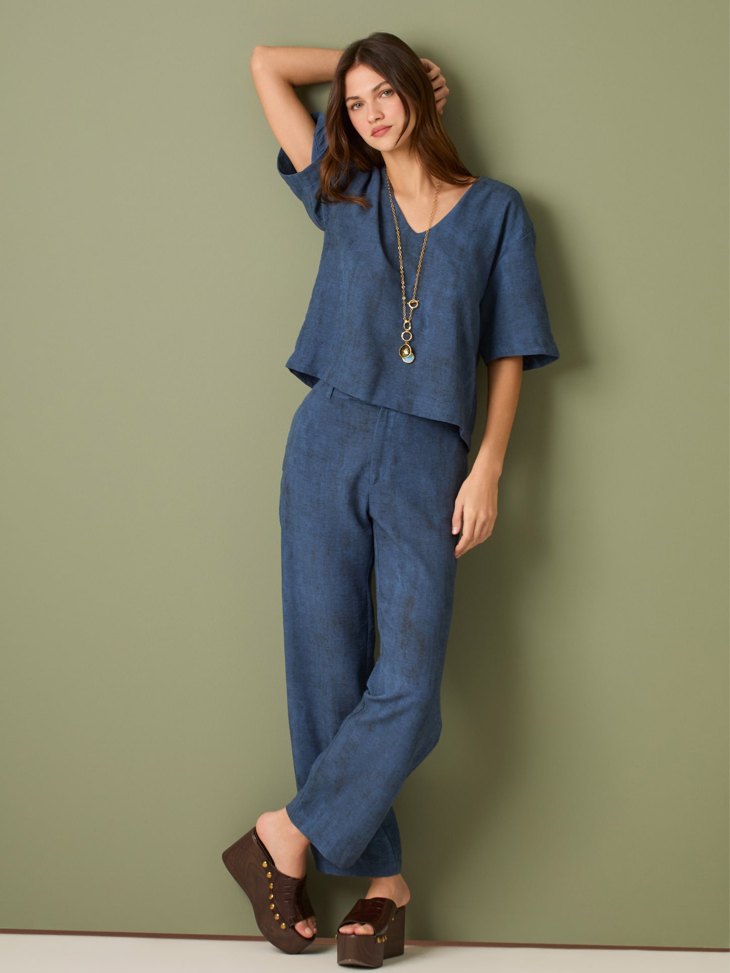 Este pantalón se distingue por su corte recto y relajado, con un estilo ligero que aporta comodidad y elegancia al mismo tiempo. La cintura es discreta, sin excesos, lo que lo hace versátil y fácil de llevar. Su diseño sencillo y fluido le da un aire sofisticado pero desenfadado, ideal para un look moderno y minimalista

Detalles:

Color: Cafe

Material:  100% Poliester 