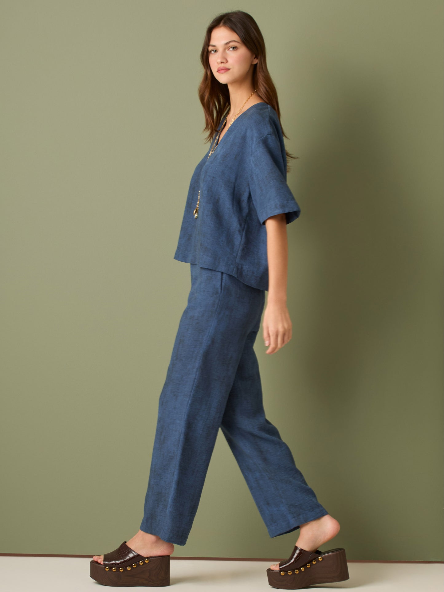 Este pantalón se distingue por su corte recto y relajado, con un estilo ligero que aporta comodidad y elegancia al mismo tiempo. La cintura es discreta, sin excesos, lo que lo hace versátil y fácil de llevar. Su diseño sencillo y fluido le da un aire sofisticado pero desenfadado, ideal para un look moderno y minimalista

Detalles:

Color: Cafe

Material:  100% Poliester 