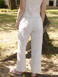 Pantalón recto de lino con sutiles bordados florales y delicadas rayas verticales. Lleva pretina elástica con cordón ajustable y acabado ligeramente acampanado en el bajo

Detalles:

Color: Vainilla