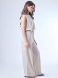 Pantalón de corte amplio con caída fluida y textura sutil. Tiene cintura elástica con jareta ajustable al frente, lo que aporta confort y flexibilidad. El diseño favorece un estilo relajado pero elegante, ideal para climas cálidos o looks desenfadados con un toque sofisticado.

Detalles:

Color:Sand

Material: 81% Rayon 19% Lino