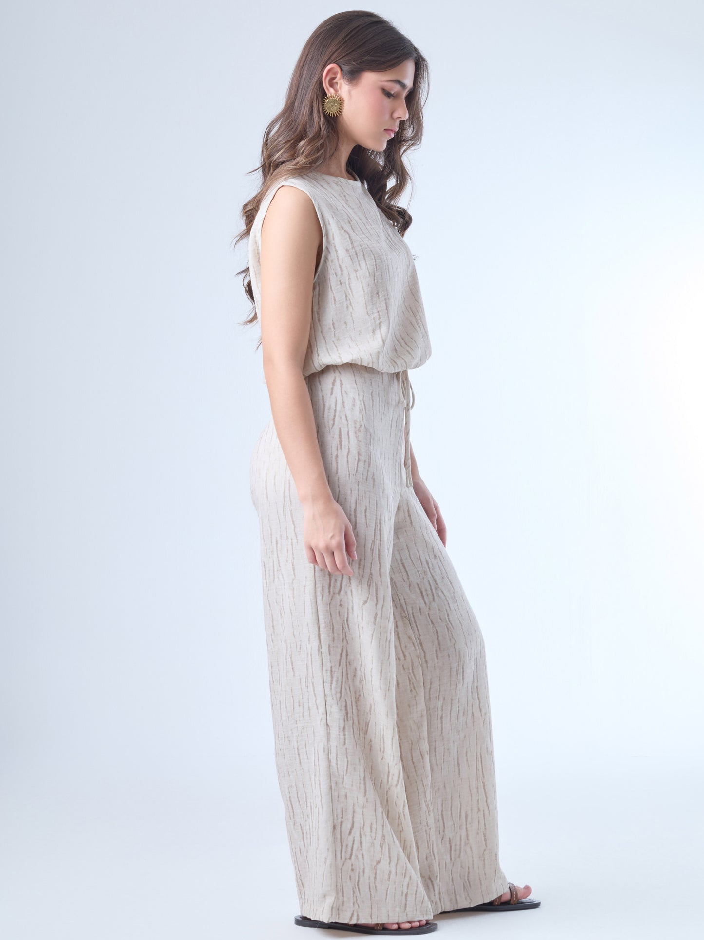 Pantalón de corte amplio con caída fluida y textura sutil. Tiene cintura elástica con jareta ajustable al frente, lo que aporta confort y flexibilidad. El diseño favorece un estilo relajado pero elegante, ideal para climas cálidos o looks desenfadados con un toque sofisticado.

Detalles:

Color:Sand

Material: 81% Rayon 19% Lino