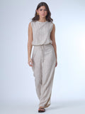 Pantalón de corte amplio con caída fluida y textura sutil. Tiene cintura elástica con jareta ajustable al frente, lo que aporta confort y flexibilidad. El diseño favorece un estilo relajado pero elegante, ideal para climas cálidos o looks desenfadados con un toque sofisticado.

Detalles:

Color:Sand

Material: 81% Rayon 19% Lino