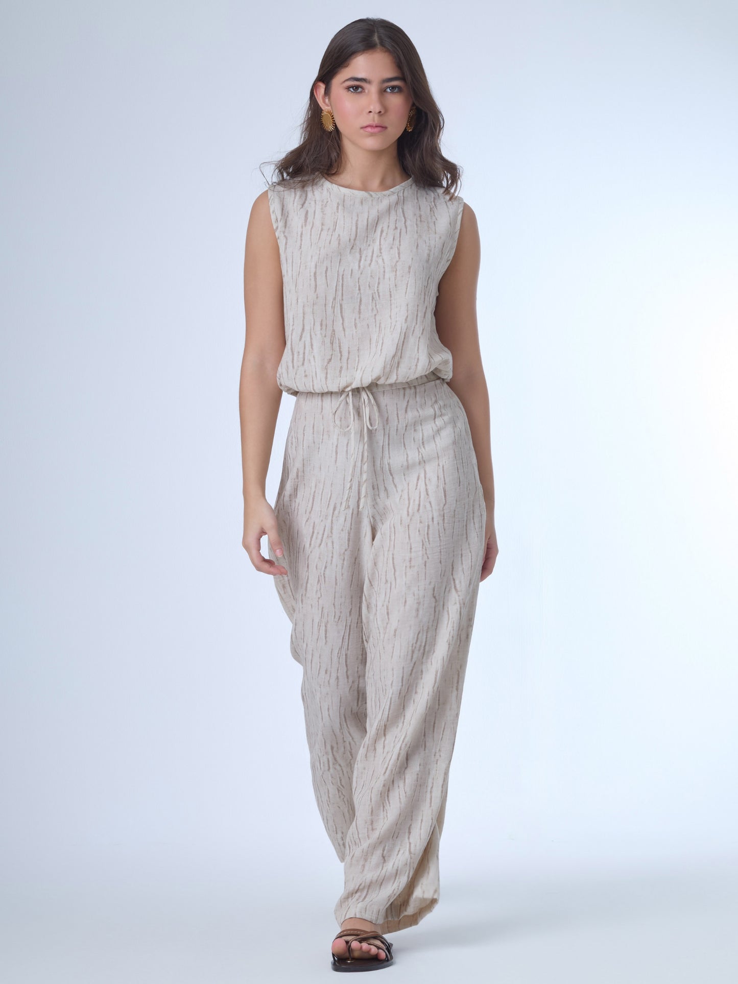Pantalón de corte amplio con caída fluida y textura sutil. Tiene cintura elástica con jareta ajustable al frente, lo que aporta confort y flexibilidad. El diseño favorece un estilo relajado pero elegante, ideal para climas cálidos o looks desenfadados con un toque sofisticado.

Detalles:

Color:Sand

Material: 81% Rayon 19% Lino