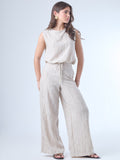 Pantalón de corte amplio con caída fluida y textura sutil. Tiene cintura elástica con jareta ajustable al frente, lo que aporta confort y flexibilidad. El diseño favorece un estilo relajado pero elegante, ideal para climas cálidos o looks desenfadados con un toque sofisticado.

Detalles:

Color:Sand

Material: 81% Rayon 19% Lino