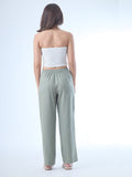 Pantalón largo de corte recto y estilo relajado, con pretina elástica y jareta ajustable al frente. El diseño incluye bolsillos laterales y costuras marcadas verticalmente que estilizan la silueta. Su caída fluida lo hace ideal para looks cómodos y versátiles.

Detalles: