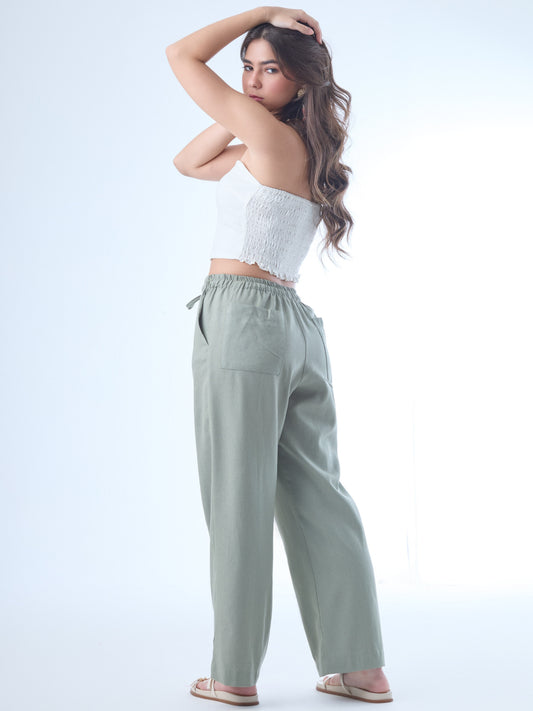 Pantalón largo de corte recto y estilo relajado, con pretina elástica y jareta ajustable al frente. El diseño incluye bolsillos laterales y costuras marcadas verticalmente que estilizan la silueta. Su caída fluida lo hace ideal para looks cómodos y versátiles.

Detalles: