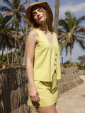 Short amarillo de tiro medio con un diseño clásico y minimalista. Cuenta con pretina con pasadores, cierre frontal con botón y cremallera oculta. Tiene bolsillos laterales y un corte recto que le da un ajuste cómodo y favorecedor. Ideal para climas cálidos por su tejido fresco y ligero

Detalles:

Color: Lima

Material: 65% Rayon 35% Lino