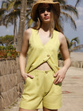 Short amarillo de tiro medio con un diseño clásico y minimalista. Cuenta con pretina con pasadores, cierre frontal con botón y cremallera oculta. Tiene bolsillos laterales y un corte recto que le da un ajuste cómodo y favorecedor. Ideal para climas cálidos por su tejido fresco y ligero

Detalles:

Color: Lima

Material: 65% Rayon 35% Lino