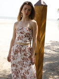 Esta blusa es tipo top strapless, ajustada al cuerpo, con escote recto y sin mangas, lo que deja los hombros y brazos completamente descubiertos. Está confeccionada en una tela ligera con estampado floral en tonos azul claro sobre fondo blanco, aportando un aire fresco y femenino. Su diseño corto deja ver ligeramente el abdomen, ideal para climas cálidos o looks playeros. Es una prenda versátil que combina estilo y comodidad.

Detalles:

Color: Blanco

Material: 100% Lyocel