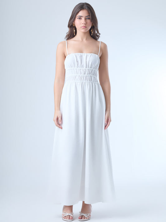 Vestido largo de tirantes delgados con escote recto. Tiene un diseño fruncido en la parte superior y en la cintura, que aporta textura y define la silueta. La falda cae de forma fluida y suelta, dando una sensación de ligereza y movimiento. Es una prenda cómoda y versátil, ideal para un estilo relajado pero elegante.

Detalles:

Color: Blanco

Material: 100% Poliéster