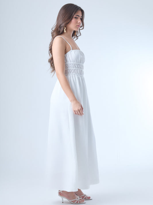 Vestido largo de tirantes delgados con escote recto. Tiene un diseño fruncido en la parte superior y en la cintura, que aporta textura y define la silueta. La falda cae de forma fluida y suelta, dando una sensación de ligereza y movimiento. Es una prenda cómoda y versátil, ideal para un estilo relajado pero elegante.

Detalles:

Color: Blanco

Material: 100% Poliéster