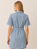 Este vestido camisero de silueta recta combina la estructura de una prenda utilitaria con la frescura de un look contemporáneo. Con cuello tipo solapa, botones frontales contrastantes y bolsillos superiores de parche, incorpora un cinturón del mismo tejido que define la cintura y aporta feminidad. El largo sobre la rodilla lo convierte en una opción versátil para días cálidos, perfecta para el trabajo, una salida casual o un look urbano pulido.