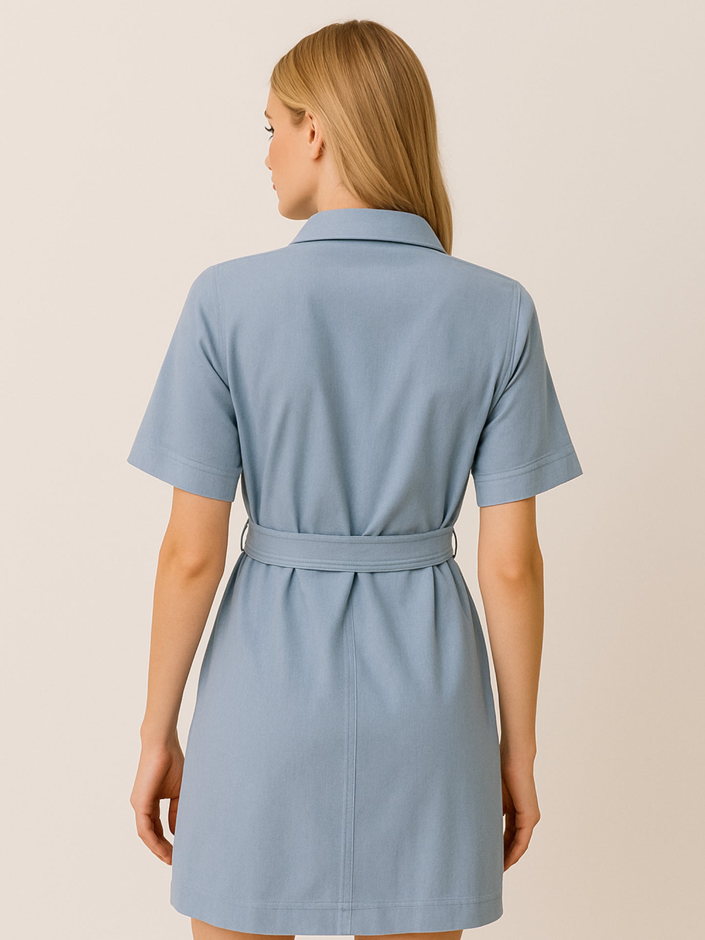 Este vestido camisero de silueta recta combina la estructura de una prenda utilitaria con la frescura de un look contemporáneo. Con cuello tipo solapa, botones frontales contrastantes y bolsillos superiores de parche, incorpora un cinturón del mismo tejido que define la cintura y aporta feminidad. El largo sobre la rodilla lo convierte en una opción versátil para días cálidos, perfecta para el trabajo, una salida casual o un look urbano pulido.