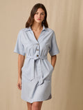 Este vestido camisero de silueta recta combina la estructura de una prenda utilitaria con la frescura de un look contemporáneo. Con cuello tipo solapa, botones frontales contrastantes y bolsillos superiores de parche, incorpora un cinturón del mismo tejido que define la cintura y aporta feminidad. El largo sobre la rodilla lo convierte en una opción versátil para días cálidos, perfecta para el trabajo, una salida casual o un look urbano pulido.