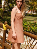 Este vestido de silueta ajustada en la parte superior y falda en línea A destaca por su corte limpio y minimalista. Con escote recto y finos tirantes, ofrece un look fresco, femenino y atemporal. El tono terracota le aporta calidez y sofisticación, ideal para usar tanto de día como de noche. Su diseño versátil permite combinarlo con sandalias, tacones o incluso una chaqueta ligera para un toque más urbano.

Detalles:

Color: Cafe

Material: 63% Rayon 37% Lino

Cuidado: Lavar a mano con jabón suave, por sepa
