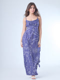 Fluido y femenino, este vestido largo destaca por su escote sutilmente fruncido y silueta que acompaña delicadamente la figura. Los tirantes delgados y el diseño liviano lo convierten en una opción perfecta para climas cálidos, cenas al aire libre o eventos con un aire relajado y chic. Una pieza que equilibra comodidad con sofisticación contemporánea.