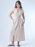 Vestido midi de corte camisero, sin mangas y con hombreras ligeras. Presenta escote en "V" profundo, bolsillos de tapa en el pecho y botonadura frontal completa. Incluye un cinturón del mismo tejido con hebilla doble para acentuar la cintura, y una abertura en la parte inferior que facilita el movimiento. El patrón de rayas verticales estiliza la silueta y aporta un aire fresco y casual.

Detalles:

Color: Sand

Material: 100% Poliéster&nbsp;