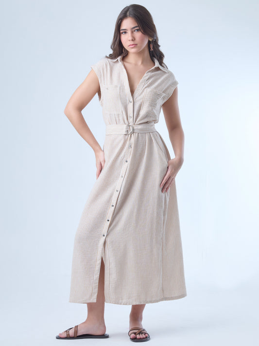 Vestido midi de corte camisero, sin mangas y con hombreras ligeras. Presenta escote en "V" profundo, bolsillos de tapa en el pecho y botonadura frontal completa. Incluye un cinturón del mismo tejido con hebilla doble para acentuar la cintura, y una abertura en la parte inferior que facilita el movimiento. El patrón de rayas verticales estiliza la silueta y aporta un aire fresco y casual.

Detalles:

Color: Sand

Material: 100% Poliéster&nbsp;