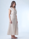 Vestido midi de corte camisero, sin mangas y con hombreras ligeras. Presenta escote en "V" profundo, bolsillos de tapa en el pecho y botonadura frontal completa. Incluye un cinturón del mismo tejido con hebilla doble para acentuar la cintura, y una abertura en la parte inferior que facilita el movimiento. El patrón de rayas verticales estiliza la silueta y aporta un aire fresco y casual.

Detalles:

Color: Sand

Material: 100% Poliéster&nbsp;