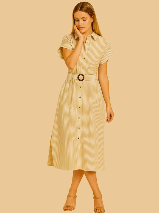 Ligero, dinámico y con silueta definida. Este vestido tipo camisero de largo midi incorpora manga corta, botonadura central y un cinturón con hebilla que acentúa la cintura. Su estructura clásica y caída fluida lo convierten en una opción versátil para el día a día, reuniones informales o salidas con un toque de sofisticación relajada.