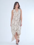 Este vestido de corte largo y envolvente resalta la figura con un escote halter profundo y un amarre lateral que aporta movimiento y definición. Su abertura frontal sutil añade un toque de sensualidad refinada, ideal para eventos nocturnos, cenas elegantes o celebraciones con estilo. Una pieza versátil que equilibra modernidad y elegancia.

Detalles:

Color: Sand
