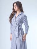 Vestido camisero midi con diseño de rayas verticales. Tiene cuello clásico, mangas largas con puños y un corte cruzado al frente que se ajusta con un lazo a la cintura. La falda cae con movimiento sutil y el ajuste en la cintura define la silueta de forma favorecedora. Es una prenda cómoda, estructurada y con un aire sofisticado.

Detalles:

Color: Azul