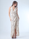 Este vestido de corte largo y envolvente resalta la figura con un escote halter profundo y un amarre lateral que aporta movimiento y definición. Su abertura frontal sutil añade un toque de sensualidad refinada, ideal para eventos nocturnos, cenas elegantes o celebraciones con estilo. Una pieza versátil que equilibra modernidad y elegancia.

Detalles:

Color: Sand