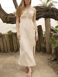 Vestido largo de tirantes delgados con escote halter. Tiene un detalle fruncido en el busto con abertura frontal y un pequeño corte debajo del pecho. La falda incluye una abertura frontal que aporta movimiento y frescura al diseño. Silueta ajustada al cuerpo con caída fluida. Ideal para un look de playa o verano.