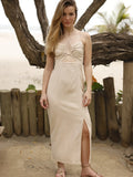 Vestido largo de tirantes delgados con escote halter. Tiene un detalle fruncido en el busto con abertura frontal y un pequeño corte debajo del pecho. La falda incluye una abertura frontal que aporta movimiento y frescura al diseño. Silueta ajustada al cuerpo con caída fluida. Ideal para un look de playa o verano.